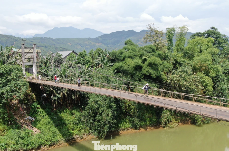 Thót tim cảnh người dân đi lại trên cầu treo xiêu vẹo như sắp rơi Thót tim cảnh người dân đi lại trên cầu treo xiêu vẹo như sắp rơi