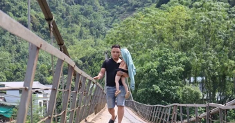 Thót tim cảnh người dân đi lại trên cầu treo xiêu vẹo như sắp rơi