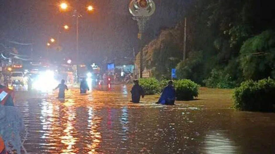Thót tim giải cứu 3 người bị nước cuốn trôi trong đêm mưa lớn ở Đồng Nai Thót tim giải cứu 3 người bị nước cuốn trôi trong đêm mưa lớn ở Đồng Nai