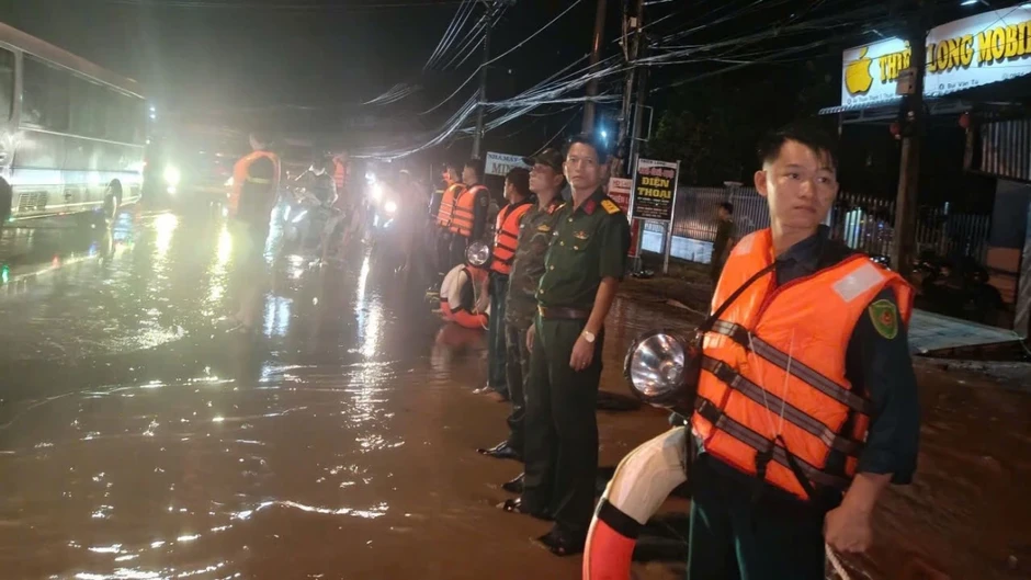Thót tim giải cứu 3 người bị nước cuốn trôi trong đêm mưa lớn ở Đồng Nai Thót tim giải cứu 3 người bị nước cuốn trôi trong đêm mưa lớn ở Đồng Nai