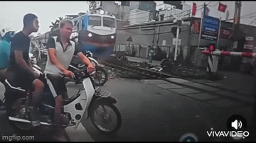 Thót tim khoảnh khắc tài xế xe máy bị tàu hỏa tông văng khi cố vượt rào chắn: Nguyên nhân phía sau gây phẫn nộ Thót tim khoảnh khắc tài xế xe máy bị tàu hỏa tông văng khi cố vượt rào chắn: Nguyên nhân phía sau gây phẫn nộ