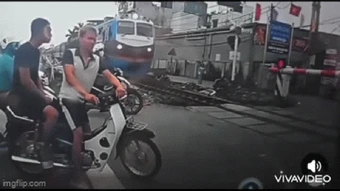 Thót tim khoảnh khắc tài xế xe máy bị tàu hỏa tông văng khi cố vượt rào chắn: Nguyên nhân phía sau gây phẫn nộ