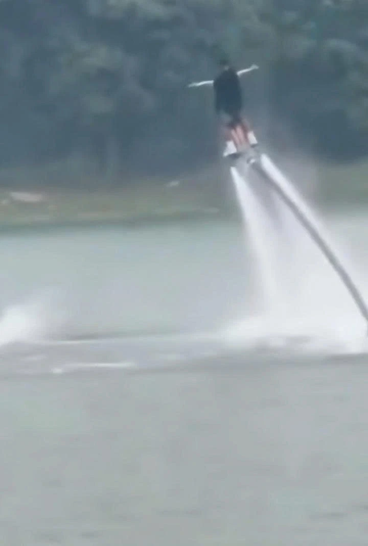Thót tim sự cố vận động viên flyboard và du khách rơi xuống hồ ở Ninh Bình Thót tim sự cố vận động viên flyboard và du khách rơi xuống hồ ở Ninh Bình