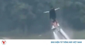Thót tim sự cố vận động viên flyboard và du khách rơi xuống hồ ở Ninh Bình