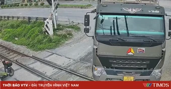 Thót tim xe tải cố băng qua đường sắt suýt bị tàu hỏa tông