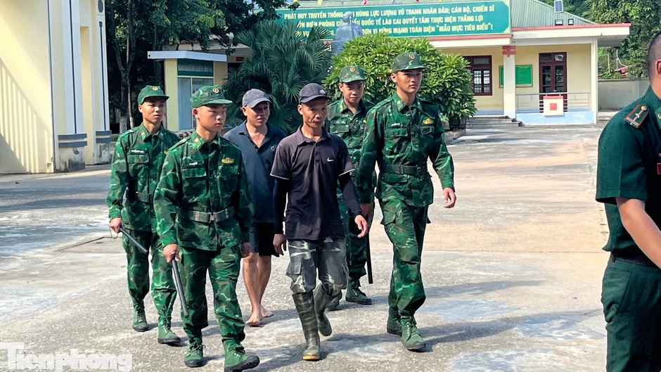 Thủ đoạn buôn lậu mới: Thả trôi hàng trên sông, dùng xuồng cao su ‘đón’ hàng Thủ đoạn buôn lậu mới: Thả trôi hàng trên sông, dùng xuồng cao su ‘đón’ hàng