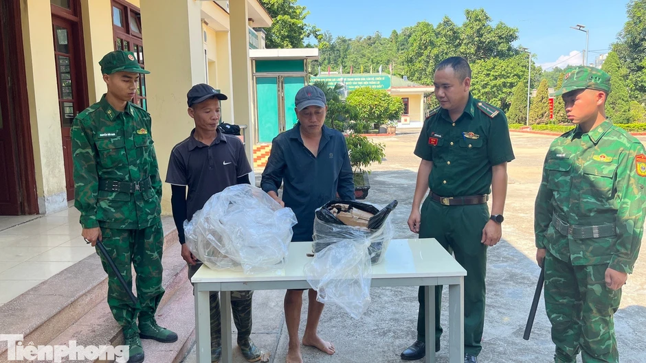 Thủ đoạn buôn lậu mới: Thả trôi hàng trên sông, dùng xuồng cao su ‘đón’ hàng Thủ đoạn buôn lậu mới: Thả trôi hàng trên sông, dùng xuồng cao su ‘đón’ hàng
