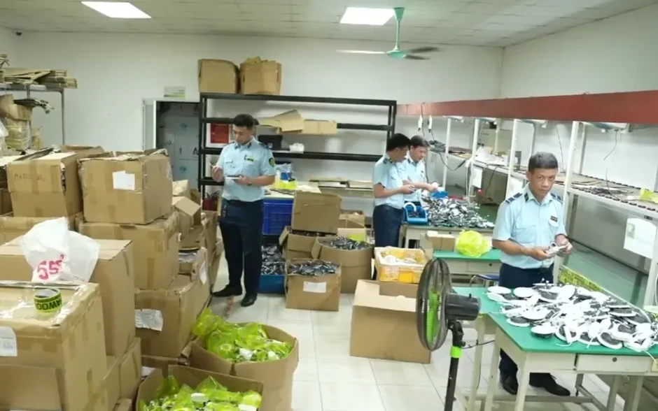 Thu giữ hàng nghìn đèn LED giả xuất xứ Việt Nam Thu giữ hàng nghìn đèn LED giả xuất xứ Việt Nam