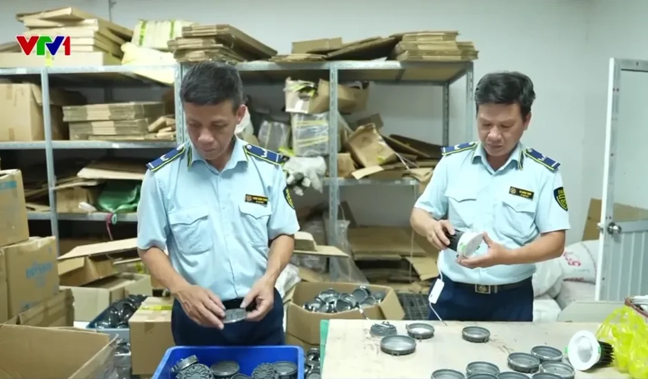 Thu giữ hàng nghìn đèn LED giả xuất xứ Việt Nam Thu giữ hàng nghìn đèn LED giả xuất xứ Việt Nam