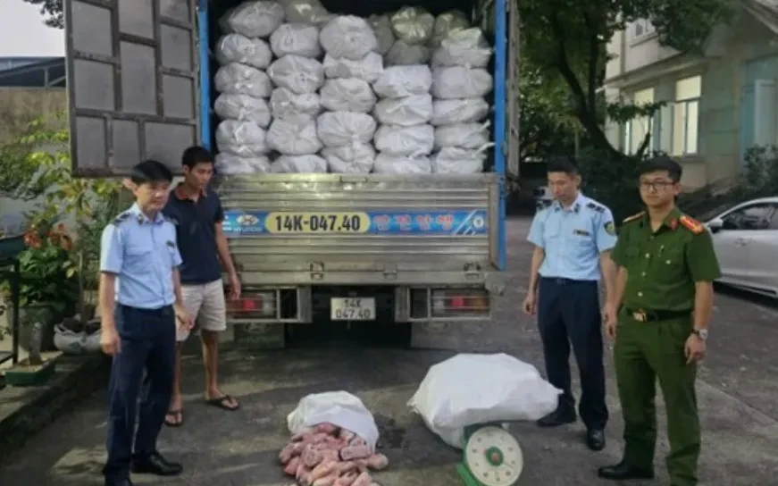Thu gom chân lợn giá rẻ, trữ kho 12.240kg để bán kiếm lời Thu gom chân lợn giá rẻ, trữ kho 12.240kg để bán kiếm lời