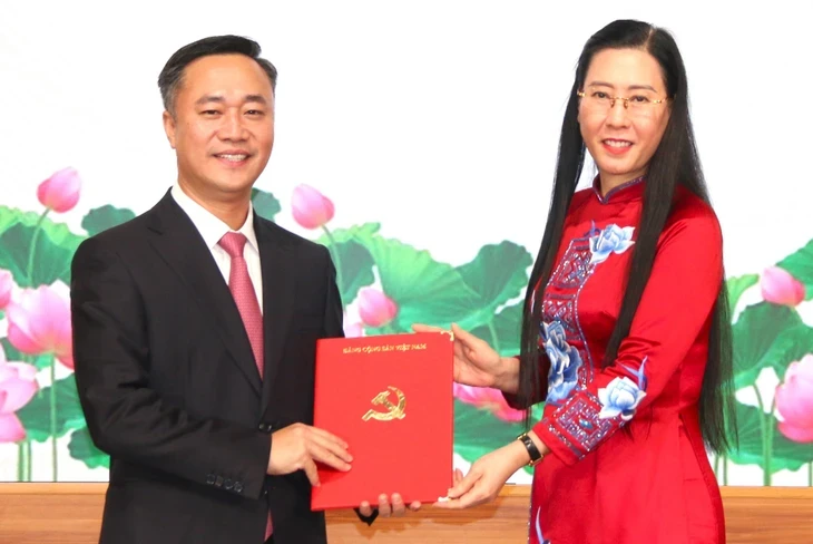 Thứ trưởng Bộ Xây dựng Nguyễn Việt Hùng giữ chức Phó bí thư Tỉnh ủy Khánh Hòa Thứ trưởng Bộ Xây dựng Nguyễn Việt Hùng giữ chức Phó bí thư Tỉnh ủy Khánh Hòa