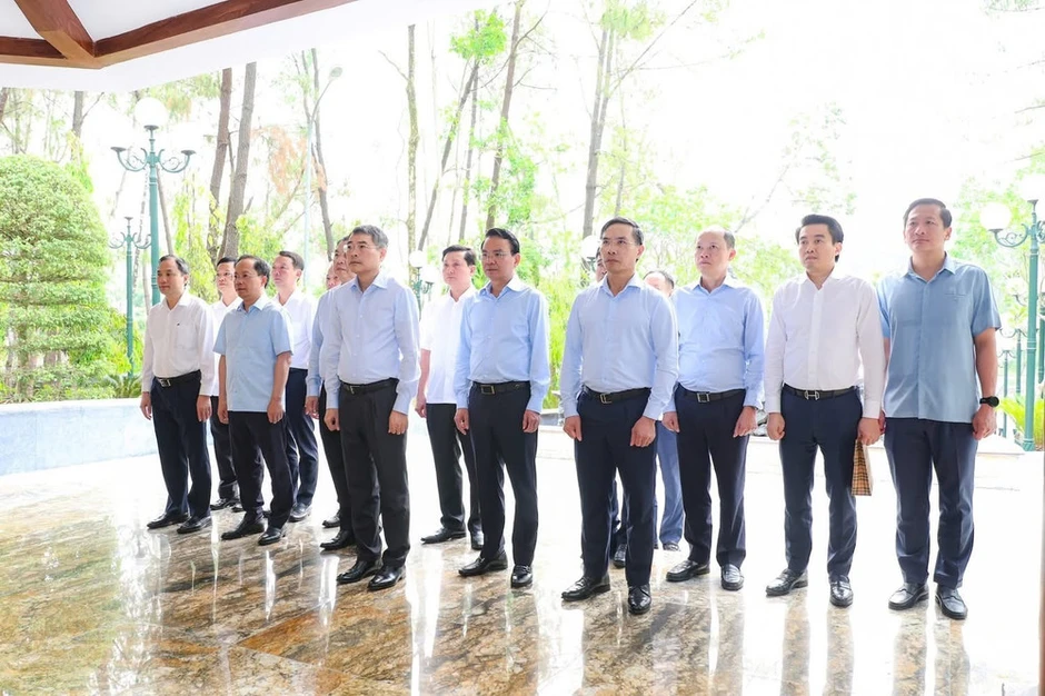 Thủ tướng Chính phủ Lê Minh Hưng dâng hương tại Ngã ba Đồng Lộc Thủ tướng Chính phủ Lê Minh Hưng dâng hương tại Ngã ba Đồng Lộc
