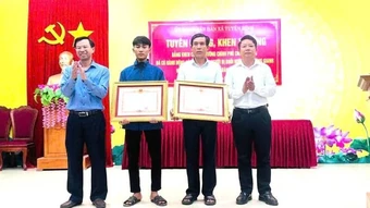 Thủ tướng Chính phủ tặng Bằng khen cho 2 bố, con cứu người trên sông Gianh tỉnh Quảng Trị
