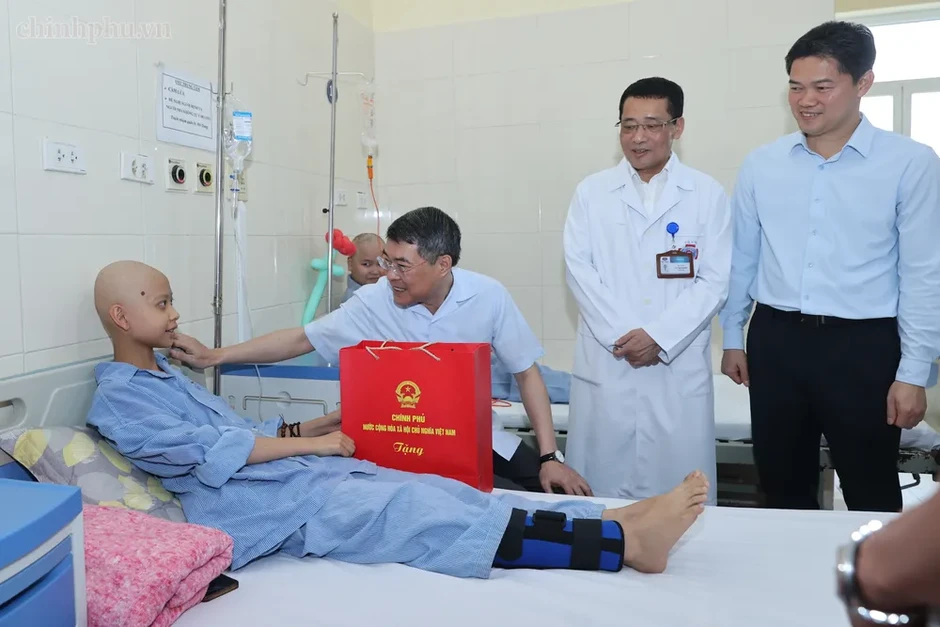 Thủ tướng thăm, tặng quà Trung thu các bệnh nhi tại Bệnh viện K Thủ tướng thăm, tặng quà Trung thu các bệnh nhi tại Bệnh viện K
