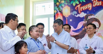 Thủ tướng thăm, tặng quà Trung thu các bệnh nhi tại Bệnh viện K