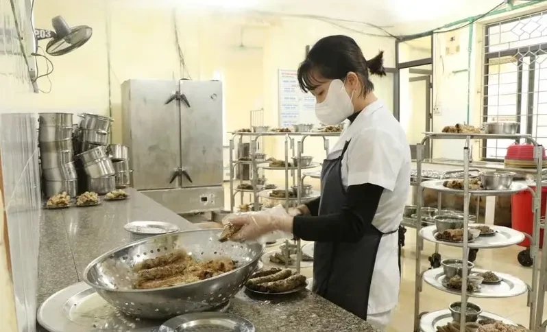 Thủ tướng yêu cầu kiểm soát chặt chất lượng, nguồn gốc thực phẩm cung cấp cho cơ sở giáo dục Thủ tướng yêu cầu kiểm soát chặt chất lượng, nguồn gốc thực phẩm cung cấp cho cơ sở giáo dục
