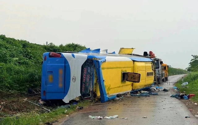 Thủ tướng yêu cầu làm rõ nguyên nhân vụ lật xe khách trên cao tốc Pháp Vân-Cầu Giẽ Thủ tướng yêu cầu làm rõ nguyên nhân vụ lật xe khách trên cao tốc Pháp Vân-Cầu Giẽ