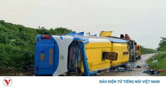 Thủ tướng yêu cầu làm rõ nguyên nhân vụ lật xe khách trên cao tốc Pháp Vân-Cầu Giẽ