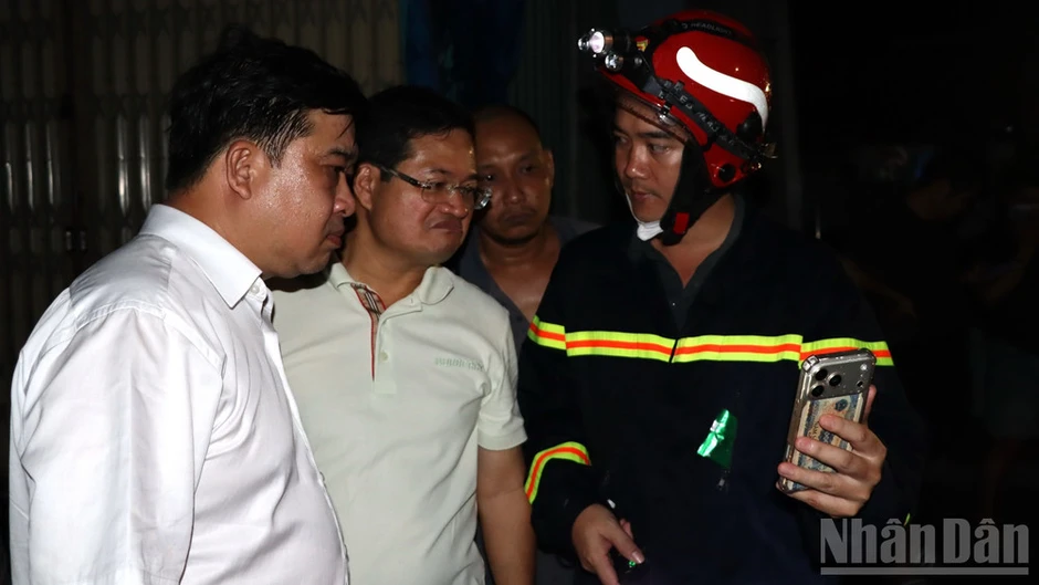 Thưởng đột xuất các đơn vị tham gia chữa cháy Trung tâm thương mại Biên Hòa Thưởng đột xuất các đơn vị tham gia chữa cháy Trung tâm thương mại Biên Hòa