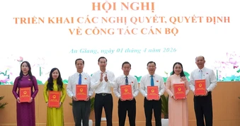 Thường trực HĐND tỉnh An Giang công bố nghị quyết về công tác cán bộ