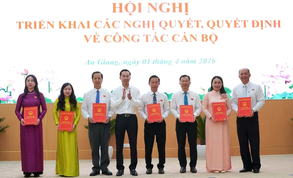 Thường trực HĐND tỉnh An Giang công bố nghị quyết về công tác cán bộ