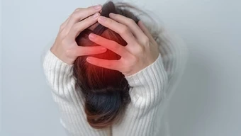 Thường xuyên thức khuya, cô gái trẻ 20 tuổi bị đột quỵ