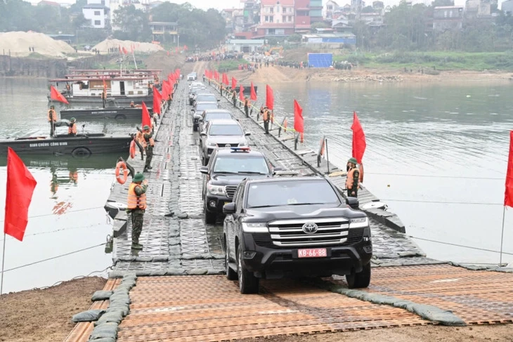 Thủy điện Sông Lô 8B xả lũ, cầu phao Đoan Hùng tạm dừng hoạt động Thủy điện Sông Lô 8B xả lũ, cầu phao Đoan Hùng tạm dừng hoạt động