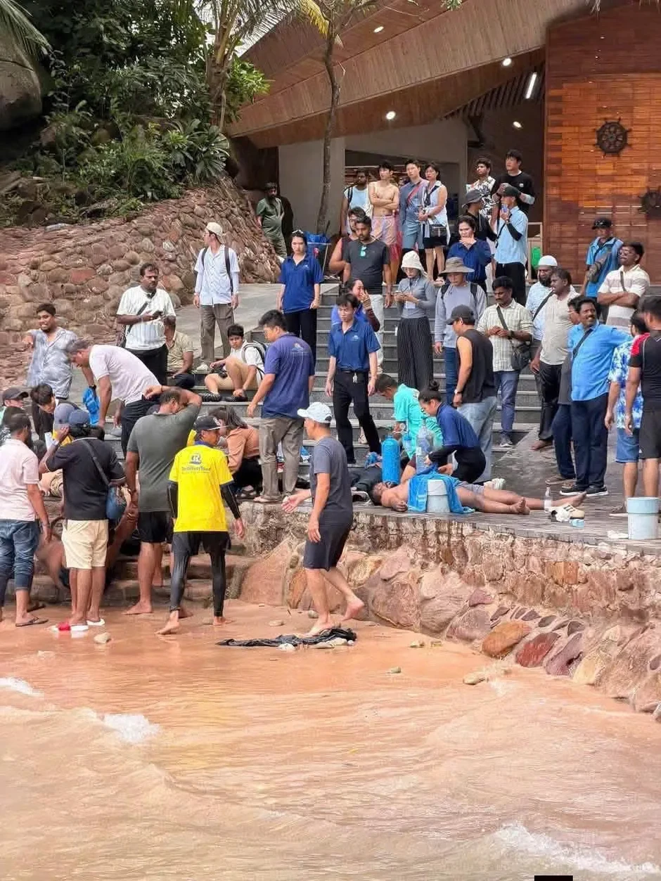 Tích cực triển khai cứu hộ các nạn nhân vụ lật ca nô tại Phú Quốc Tích cực triển khai cứu hộ các nạn nhân vụ lật ca nô tại Phú Quốc