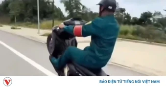 Tịch thu xe mô tô của thanh niên mặc đồ dân quân tự vệ bốc đầu xe trên đường