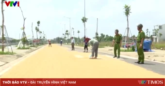 Tiềm ẩn nguy cơ tai nạn từ việc phơi lúa trên đường giao thông