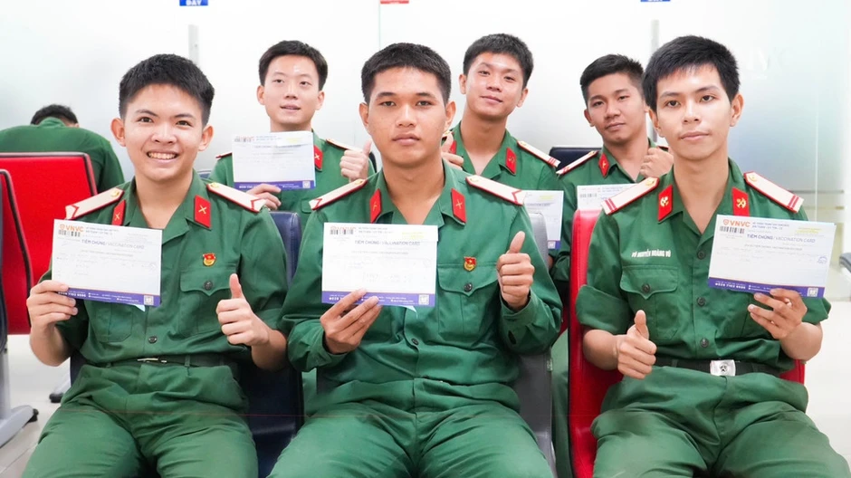 Tiêm vaccine miễn phí cho lực lượng tìm kiếm hài cốt liệt sĩ thuộc Quân khu 7 Tiêm vaccine miễn phí cho lực lượng tìm kiếm hài cốt liệt sĩ thuộc Quân khu 7