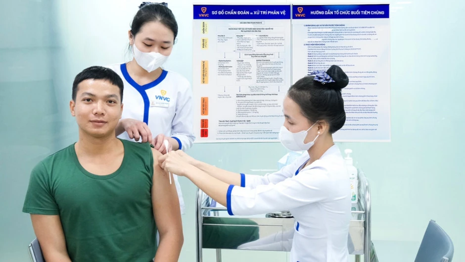 Tiêm vaccine miễn phí cho lực lượng tìm kiếm hài cốt liệt sĩ thuộc Quân khu 7 Tiêm vaccine miễn phí cho lực lượng tìm kiếm hài cốt liệt sĩ thuộc Quân khu 7
