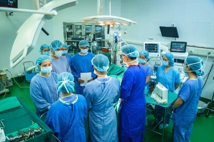 Tiễn biệt cô gái người Anh hiến tạng: Bạn đến như lữ khách, rời đi như người hùng Tiễn biệt cô gái người Anh hiến tạng: Bạn đến như lữ khách, rời đi như người hùng