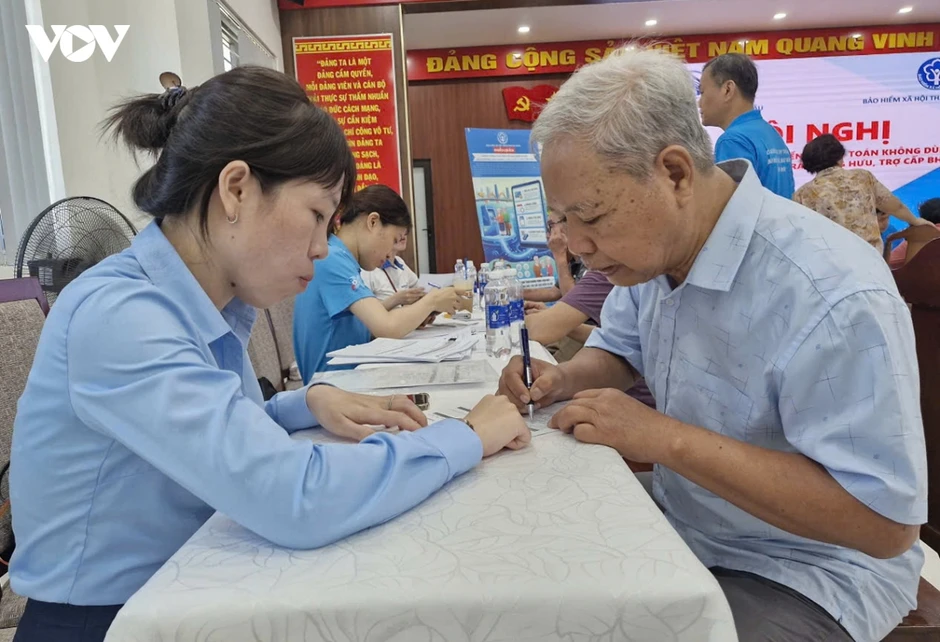 Tiện lợi khi chi trả an sinh xã hội không dùng tiền mặt Tiện lợi khi chi trả an sinh xã hội không dùng tiền mặt