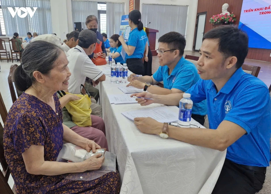Tiện lợi khi chi trả an sinh xã hội không dùng tiền mặt Tiện lợi khi chi trả an sinh xã hội không dùng tiền mặt
