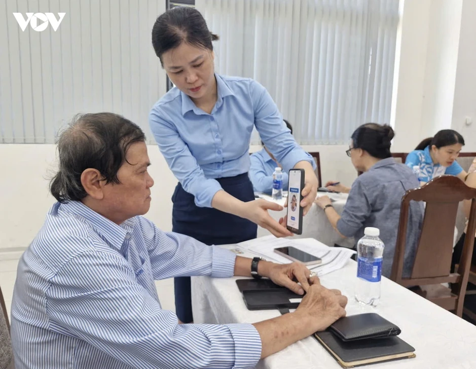Tiện lợi khi chi trả an sinh xã hội không dùng tiền mặt Tiện lợi khi chi trả an sinh xã hội không dùng tiền mặt