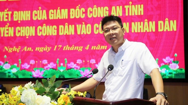 Tiếp nhận 30 nhân viên an ninh Cảng hàng không Quốc tế Vinh vào lực lượng Công an nhân dân Tiếp nhận 30 nhân viên an ninh Cảng hàng không Quốc tế Vinh vào lực lượng Công an nhân dân