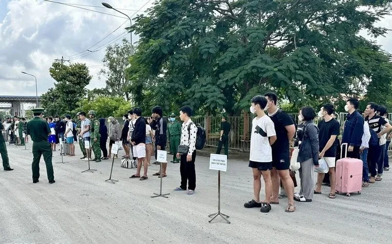 Tiếp nhận 344 công dân Việt Nam do Campuchia bàn giao, phát hiện 4 đối tượng bị truy nã Tiếp nhận 344 công dân Việt Nam do Campuchia bàn giao, phát hiện 4 đối tượng bị truy nã