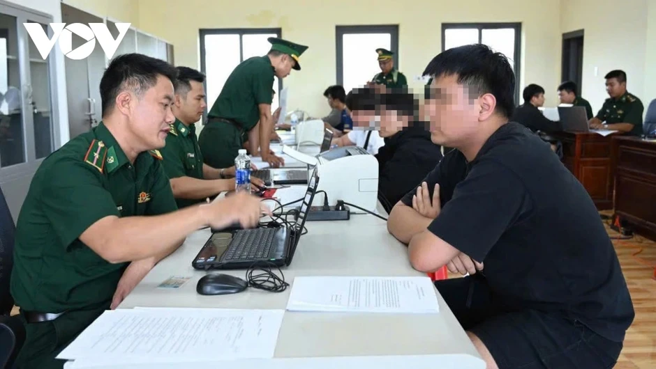 Tiếp nhận 344 người Việt về từ Campuchia, phát hiện 4 đối tượng truy nã Tiếp nhận 344 người Việt về từ Campuchia, phát hiện 4 đối tượng truy nã