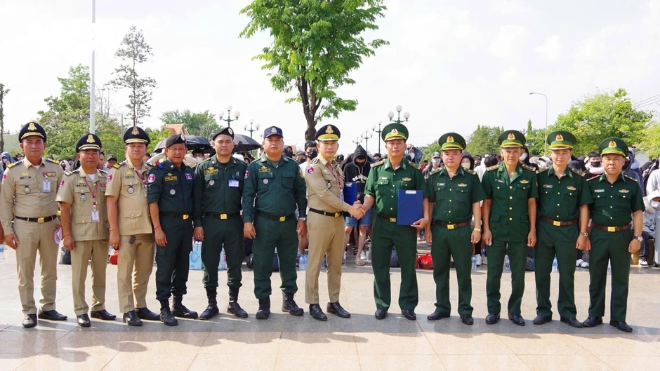 Tiếp nhận 344 người Việt về từ Campuchia, phát hiện 4 đối tượng truy nã Tiếp nhận 344 người Việt về từ Campuchia, phát hiện 4 đối tượng truy nã