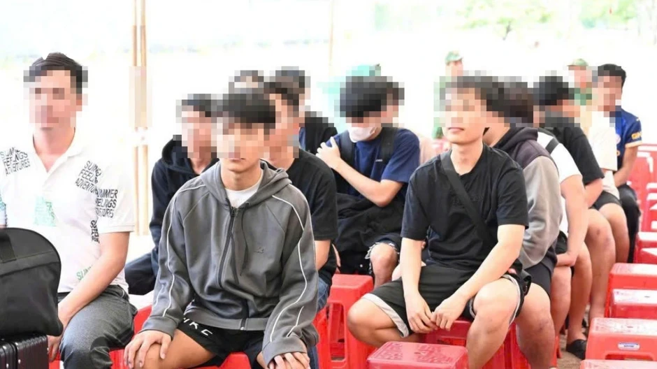 Tiếp nhận 344 người Việt về từ Campuchia, phát hiện 4 đối tượng truy nã Tiếp nhận 344 người Việt về từ Campuchia, phát hiện 4 đối tượng truy nã
