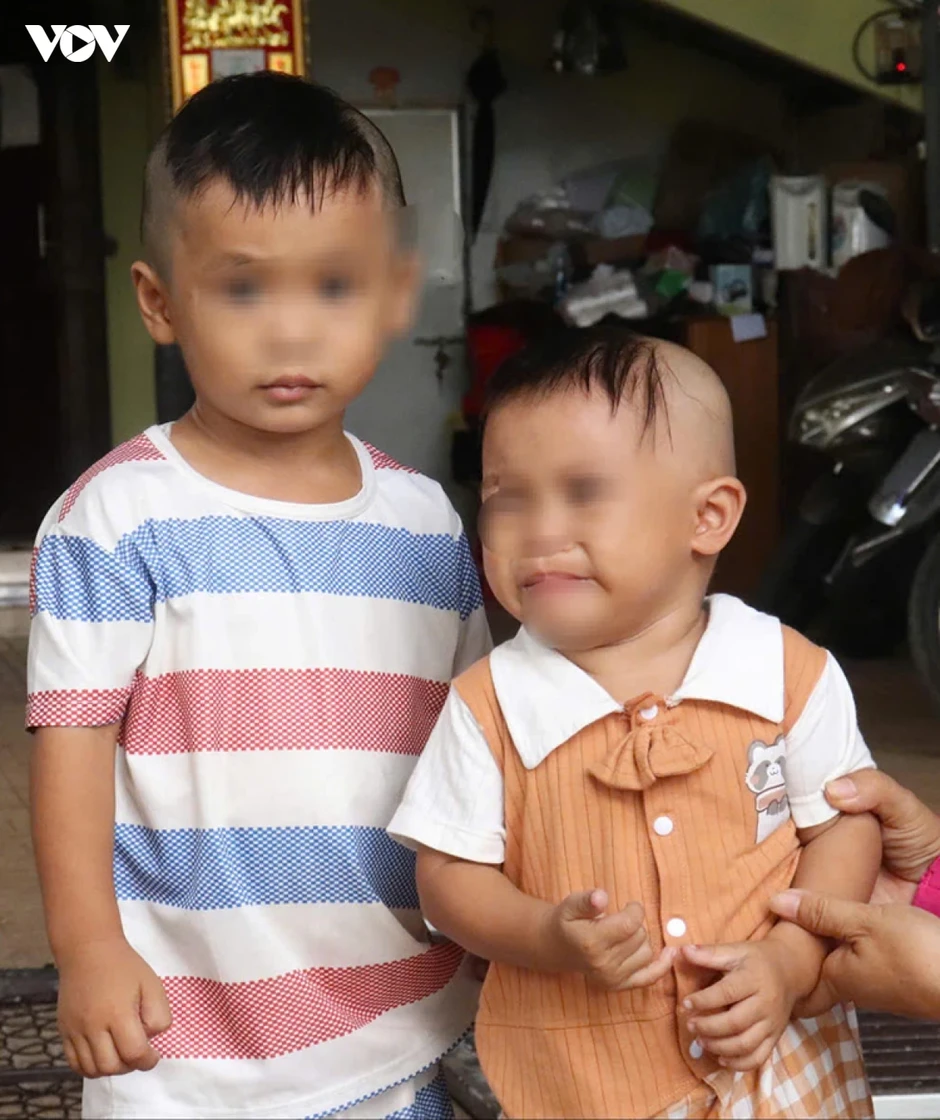 Tiếp nhận, bàn giao 2 trẻ em bị bỏ rơi trước cổng chùa đến đơn vị chăm sóc Tiếp nhận, bàn giao 2 trẻ em bị bỏ rơi trước cổng chùa đến đơn vị chăm sóc