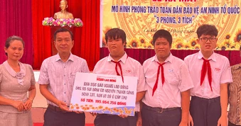 Tiếp tục trao gần 146 triệu đồng đến nam sinh bệnh tật, bán vé số ở Cần Thơ