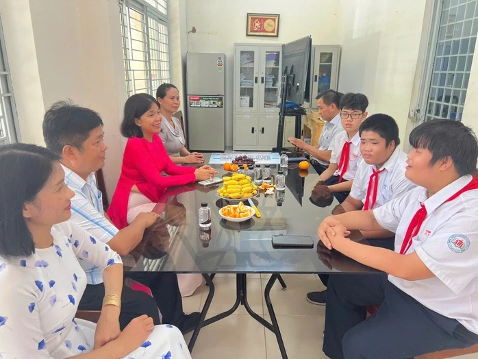 Tiếp tục trao gần 146 triệu đồng đến nam sinh bệnh tật, bán vé số ở Cần Thơ Tiếp tục trao gần 146 triệu đồng đến nam sinh bệnh tật, bán vé số ở Cần Thơ
