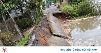 Tiếp tục xảy ra điểm sạt lở mới gây chia cắt giao thông ở Đồng Tháp