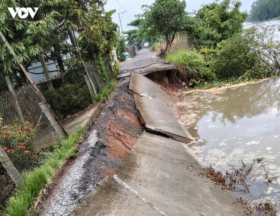 Tiếp tục xảy ra điểm sạt lở mới gây chia cắt giao thông ở Đồng Tháp Tiếp tục xảy ra điểm sạt lở mới gây chia cắt giao thông ở Đồng Tháp