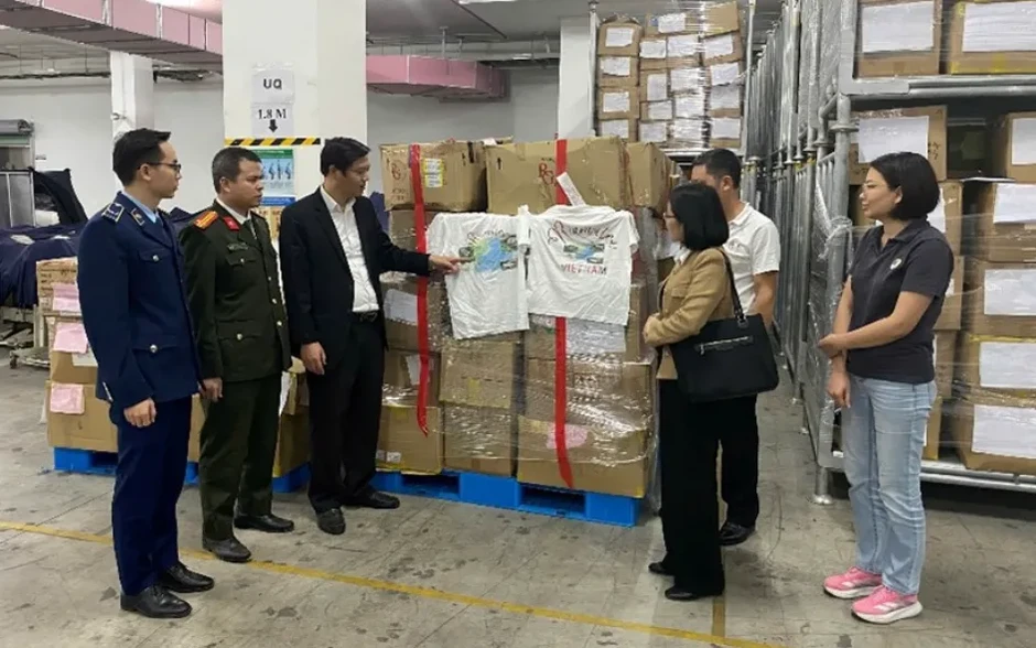 Tiêu hủy 6.000 áo phông in không đầy đủ bản đồ Việt Nam Tiêu hủy 6.000 áo phông in không đầy đủ bản đồ Việt Nam