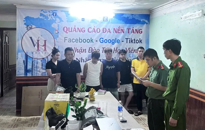 Tìm bị hại của đường dây chế thuốc giả, gắn mác ‘Đông y gia truyền 4 đời’ Tìm bị hại của đường dây chế thuốc giả, gắn mác ‘Đông y gia truyền 4 đời’