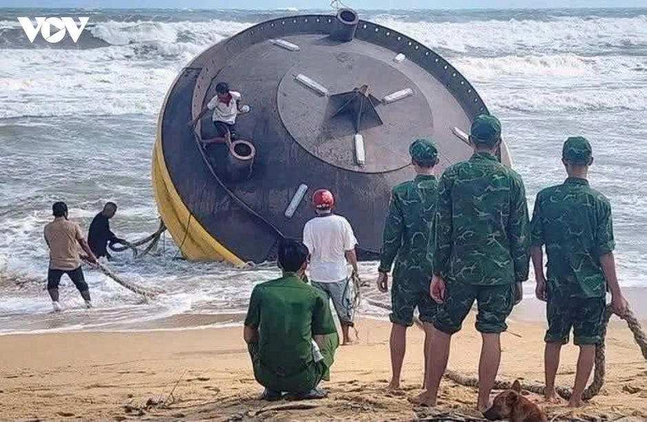 Tìm chủ sở hữu phao trôi dạt vào bờ biển Quảng Ngãi Tìm chủ sở hữu phao trôi dạt vào bờ biển Quảng Ngãi