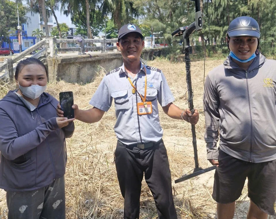 Tìm được điện thoại vùi suốt 5 ngày ở biển Đà Nẵng Tìm được điện thoại vùi suốt 5 ngày ở biển Đà Nẵng